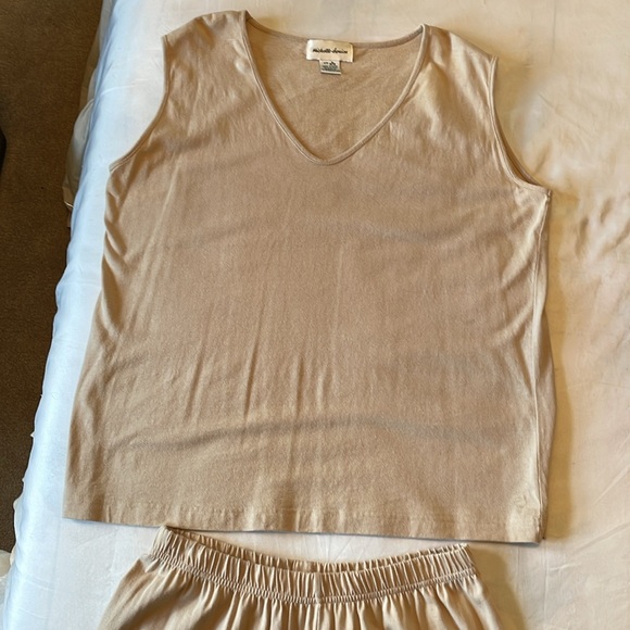 Michelle-Louise beige sleeveless v-neck top and elastic waisted capris bottom - Picture 3 of 5